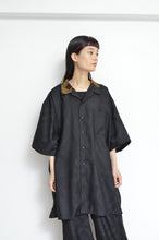 Load image into Gallery viewer, OPEN COLLAR SH_BLK PAISLEY