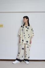 Load image into Gallery viewer, OPEN COLLAR SH_FLOWER/BLK PAISLEY
