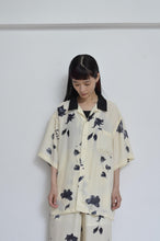 Load image into Gallery viewer, OPEN COLLAR SH_FLOWER/BLK PAISLEY