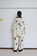 Load image into Gallery viewer, OPEN COLLAR SH_FLOWER/BLK PAISLEY