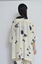 Load image into Gallery viewer, OPEN COLLAR SH_FLOWER/BLK PAISLEY