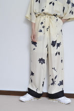 Load image into Gallery viewer, WIDE AND EASY PT_FLOWER/BLK PAISLEY