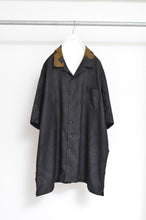 Load image into Gallery viewer, OPEN COLLAR SH_BLK PAISLEY