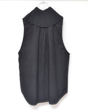 画像をギャラリービューアに読み込む, PLEATED COLLAR SLEEVELESS SHIRT_C
