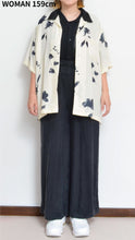 Load image into Gallery viewer, OPEN COLLAR SH_FLOWER/BLK PAISLEY