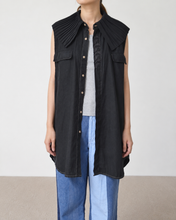 画像をギャラリービューアに読み込む, PLEATED COLLAR SLEEVELESS SHIRT_C