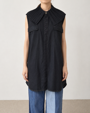 画像をギャラリービューアに読み込む, PLEATED COLLAR SLEEVELESS SHIRT_C