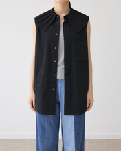 画像をギャラリービューアに読み込む, PLEATED COLLAR SLEEVELESS SHIRT_E
