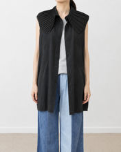 画像をギャラリービューアに読み込む, PLEATED COLLAR SLEEVELESS SHIRT_A