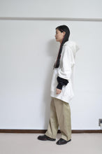 Load image into Gallery viewer, SLIT SLEEVE HOODIE (EMBROIDERY) / WHT/02_RE