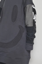 Load image into Gallery viewer, SMILE BACKPILE HOODIE / CHAC