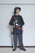 Load image into Gallery viewer, CUT AND CONNECTED T/DARK