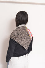 Load image into Gallery viewer, TRIANGLE SHAWL (WOOL)/GRAY-001