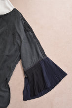 Load image into Gallery viewer, PLEATS SLEEVE SHIRT / BLK