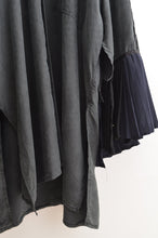 Load image into Gallery viewer, PLEATS SLEEVE SHIRT / BLK