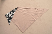 Load image into Gallery viewer, TRIANGLE SHAWL (TWILL)/PINK