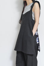 Load image into Gallery viewer, V-NECK TANK_LONG_LINEN 01/BLACK