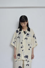 Load image into Gallery viewer, OPEN COLLAR SH_FLOWER/BLK PAISLEY
