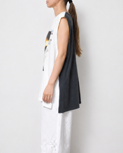Load image into Gallery viewer, V NECK SLEEVELESS T / 毎日だ
