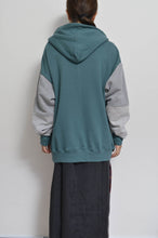 画像をギャラリービューアに読み込む, TWO-TONE HOODIE_GREEN/MIND GAME print/02 size
