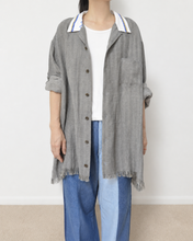 Load image into Gallery viewer, Tablecloth collar fringe shirt / linen herringbone_A
