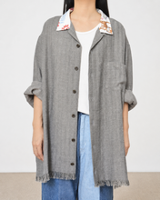 画像をギャラリービューアに読み込む, Tablecloth collar fringe shirt / linen herringbone_B
