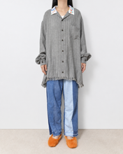 Load image into Gallery viewer, Tablecloth collar fringe shirt / linen herringbone_C
