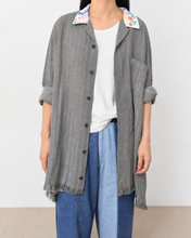 Load image into Gallery viewer, Tablecloth collar fringe shirt / linen herringbone_C

