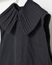画像をギャラリービューアに読み込む, PLEATED COLLAR SLEEVELESS SHIRT_E
