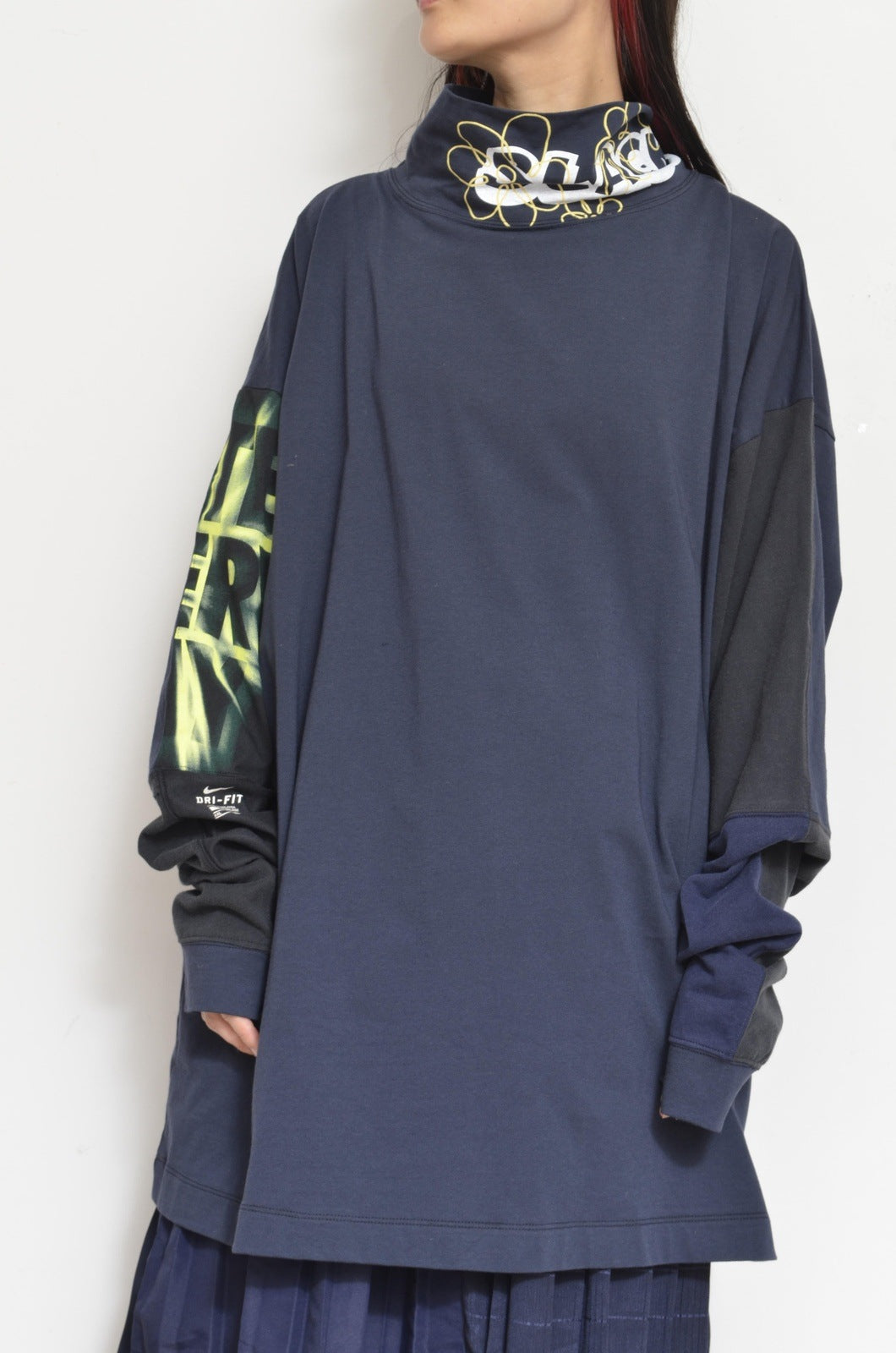 [your right things 代官山 蔦屋書店出品中] PATCH HI NECK T 02_NAVY / SLACK