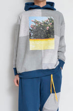 Load image into Gallery viewer, your right things in 代官山 蔦屋書店 出品中〜11/3まで:TWO-TONE HOODIE_BLUE/YELLOW print/01 size
