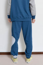 Load image into Gallery viewer, your right things in 代官山 蔦屋書店 出品中〜11/3まで:TWO-TONE UNE UNE SWEAT PT_BLUE/01 size
