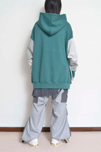 画像をギャラリービューアに読み込む, your right things in 代官山 蔦屋書店 出品中〜11/3まで:TWO-TONE HOODIE_BLUE/GREEN print/02 size
