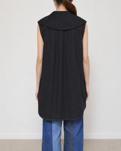 画像をギャラリービューアに読み込む, PLEATED COLLAR SLEEVELESS SHIRT_C
