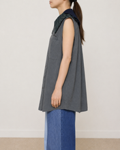 画像をギャラリービューアに読み込む, PLEATED COLLAR SLEEVELESS SHIRT_F
