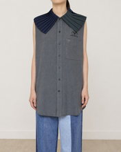 画像をギャラリービューアに読み込む, PLEATED COLLAR SLEEVELESS SHIRT_F

