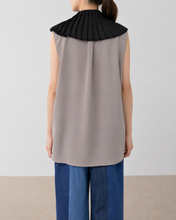 画像をギャラリービューアに読み込む, PLEATED COLLAR SLEEVELESS SHIRT_B
