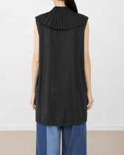 画像をギャラリービューアに読み込む, PLEATED COLLAR SLEEVELESS SHIRT_A
