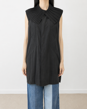 画像をギャラリービューアに読み込む, PLEATED COLLAR SLEEVELESS SHIRT_A
