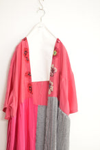 Load image into Gallery viewer, FLOWER PATCH ROBE / PNK
