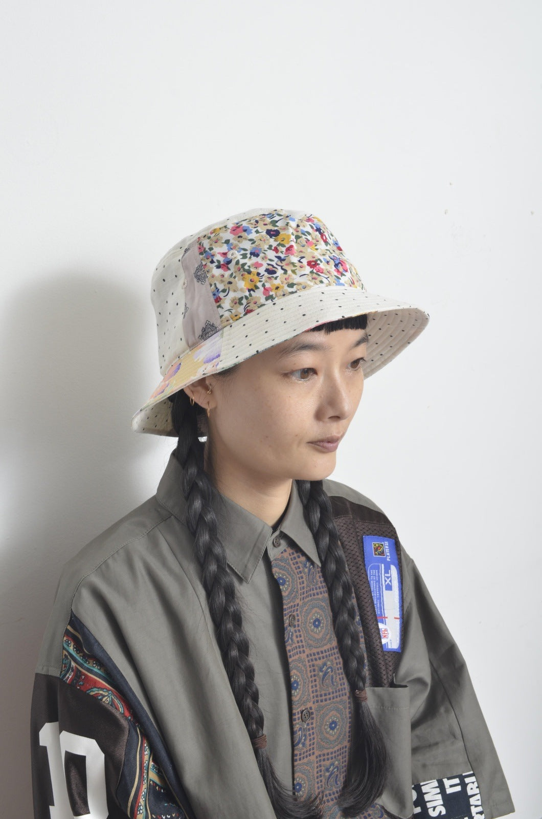 CUT AND CONNECTED DOT BUCKET HAT