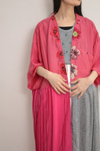 Load image into Gallery viewer, FLOWER PATCH ROBE / PNK
